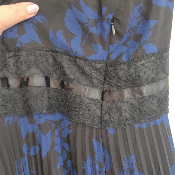 Dress - Picture 7 of 7